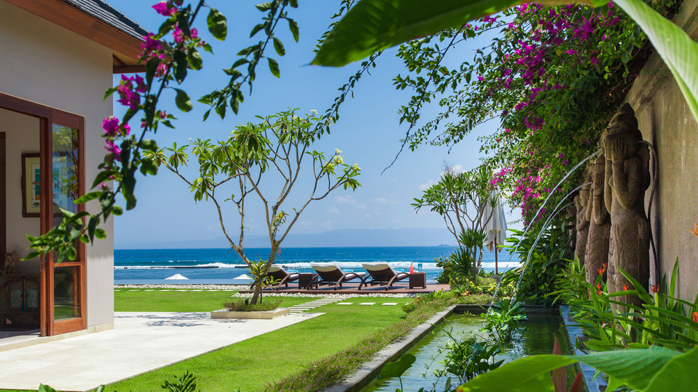 Villa Tirta Nila - Garden pond overlooking the pool and ocean